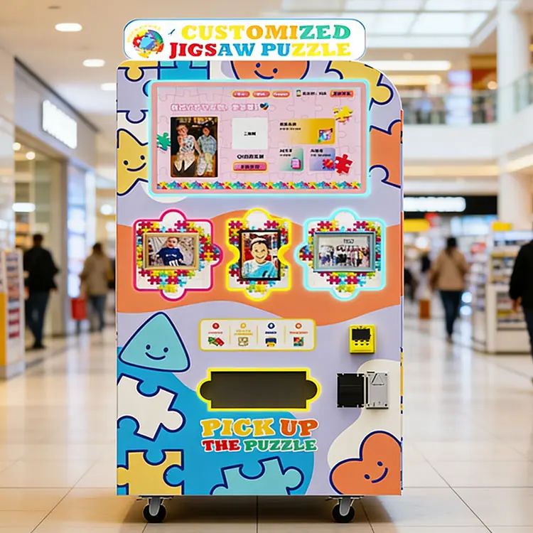 Un cliente que usa una máquina expendedora de rompecabezas moderna para crear un rompecabezas de fotos personalizado