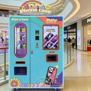 Торговый автомат с чехолми для телефонов в торговом центре с высоким уровнем трафика с клиентами, взаимодействующими