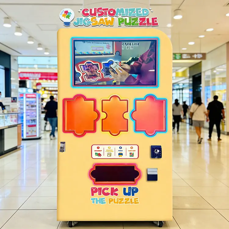 Una persona que interactúa con una máquina expendedora de rompecabezas de fotos personalizada en un centro comercial concurrido