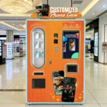 Una moderna y luminosa máquina expendedora de personalización de fundas para teléfonos móviles en el pasillo de un centro comercial muy transitado.
