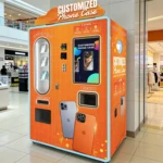 Una moderna máquina expendedora de fundas para teléfonos en un concurrido centro comercial que atrae a los clientes