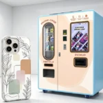 Máquina expendedora moderna de fundas para celular que muestra opciones de fundas personalizables en un concurrido centro comercial de EE. UU.